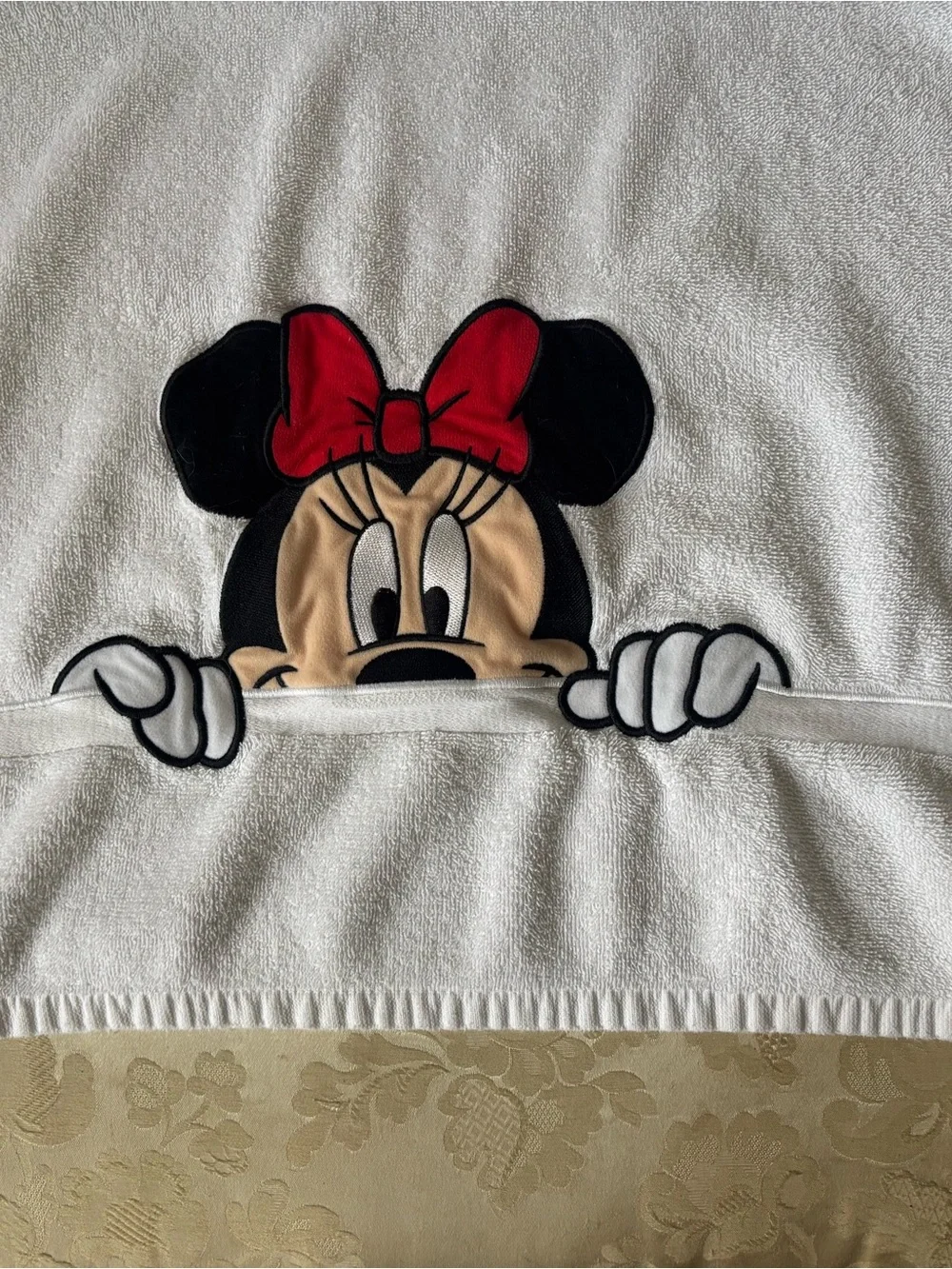 Vintage Embroidered Minnie Mouse Bath Towel Walt Disney Disneyland Resort 48”x24